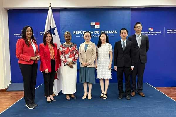 MINSA recibe visita de cortesía de Embajadora de la República Popular China en Panamá