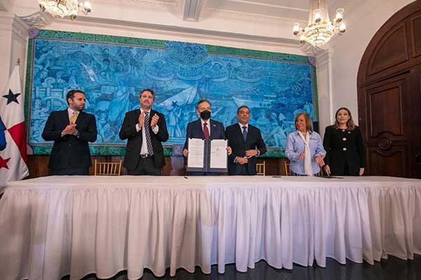 Panamá: Cortizo firma decreto que reglamenta la nueva Ley de Medicamentos