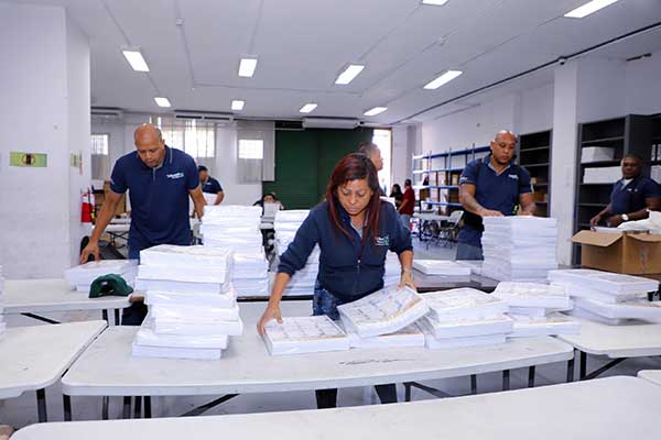 Personal de la OEA observan entrega de material sensitivo
