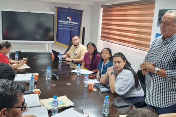 Comisión Nacional de Docencia e Internado de Médicos Veterinarios recibe oficina en el MIDA