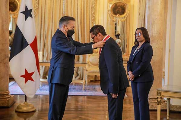 Cortizo condecora con la Orden General Victoriano Lorenzo a Aresio Valiente López