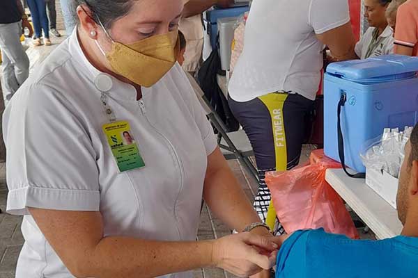 Más de 700 mis dosis de vacuna se han aplicado contra la influenza, vacunación continúa en el país