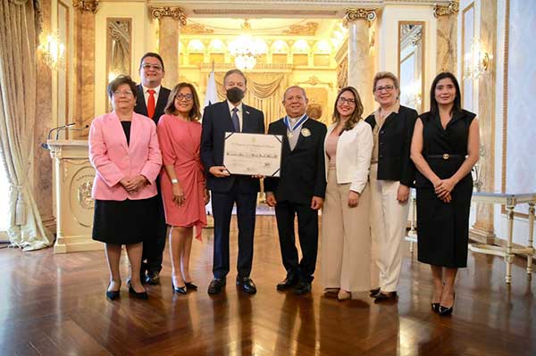 Cortizo condecora con Orden Nacional General de División Omar Torrijos Herrera a presbítero