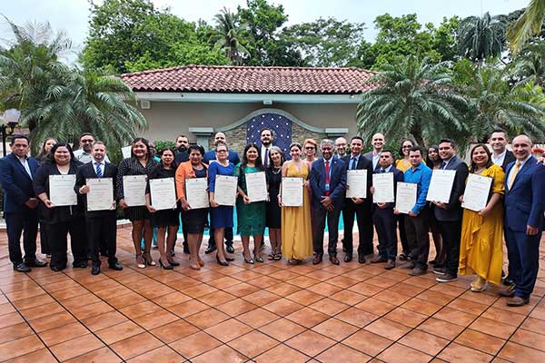 Panameños culminan estudios de especialización para mejorar enseñanza de la física en aulas del país