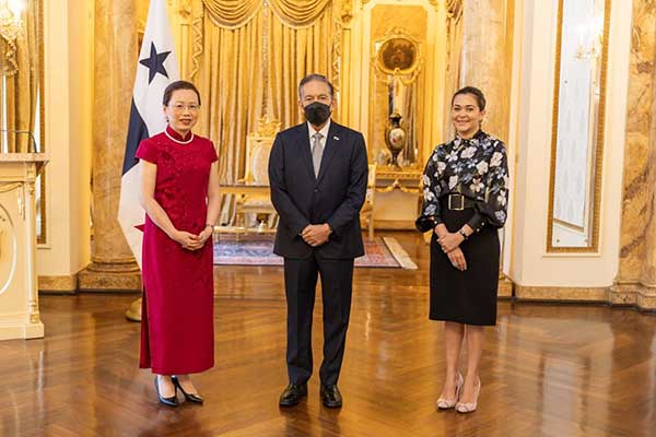 Embajadores presentan cartas credenciales al mandatario Cortizo