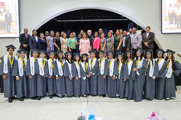 18 estudiantes componen tercera promoción de la Academia Bilingüe Panamá para el Futuro