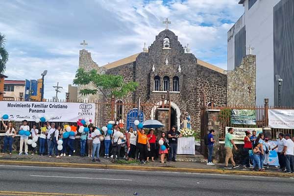 Con cadena humana, hacen llamado a proteger y fortalecer la Familia