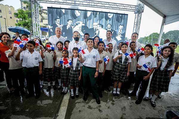 Gobierno devela monumento en honor y recordación de los Tratados Torrijos-Carter