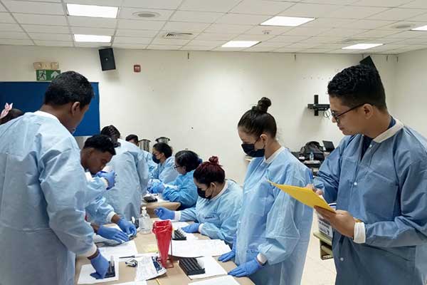 Tecnólogos médicos se capacitan en uso de pruebas rápidas para diagnóstico de VIH