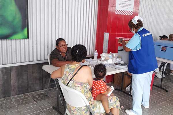 Autoridades reiteran a la población vacunarse contra la influenza