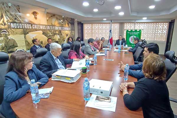 Ministro Valderrama lidera reunión de Junta Directiva del BDA