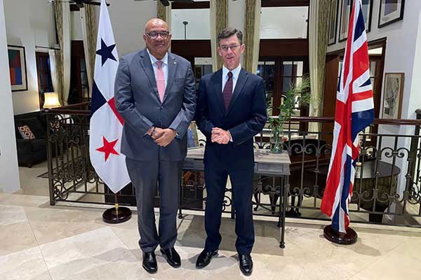 Acercamiento entre Embajada del Reino Unido e Irlanda del Norte en Panamá y Director de la UAF