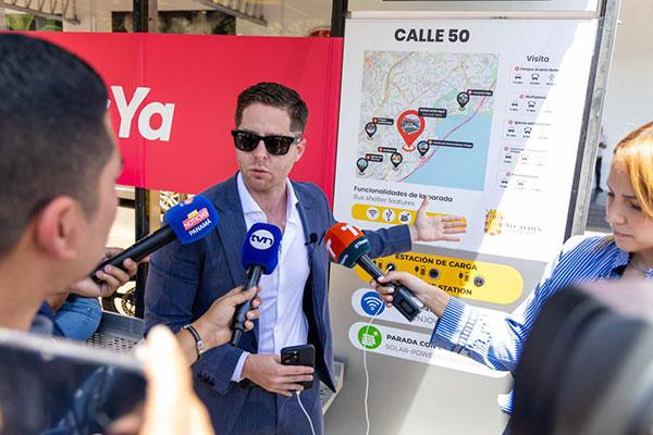 Mayer Mizrachi cumple promesa de campaña e inaugura paradas inteligentes en la capital