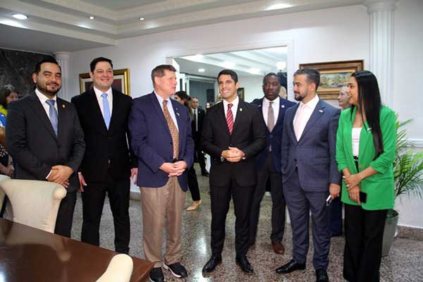 Parlamentarios de EE.UU. y Panamá abordan temas económicos y de transparencia