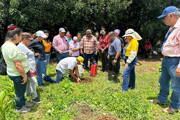 Inauguran escuela de campo con organización de mujeres