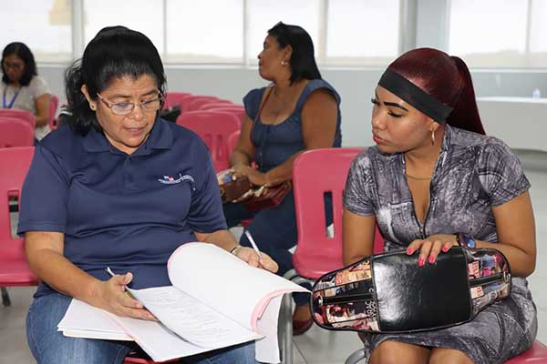 Miviot atiende compromisos con familias del proyecto Ciudad Esperanza