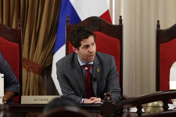 Mizrachi pide reducir costo del desfile de Navidad