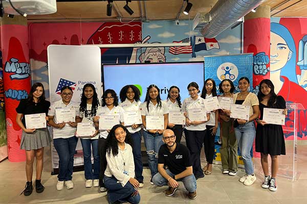 Niñas panameñas reciben certificaciones de capacitación STEAM