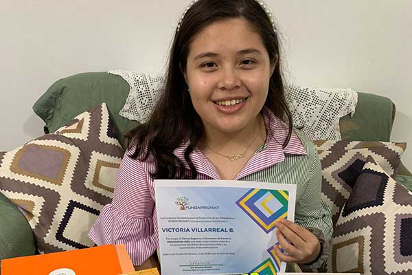 Victoria Villarreal brilla en Concurso de Cuentos Matemáticos de FUNDAPROMAT 2024