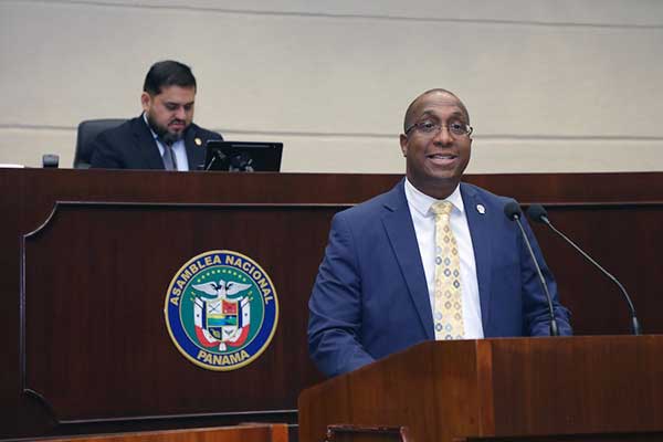 Caraballo presenta iniciativa que busca terminar con fase de revictimizar al denunciante