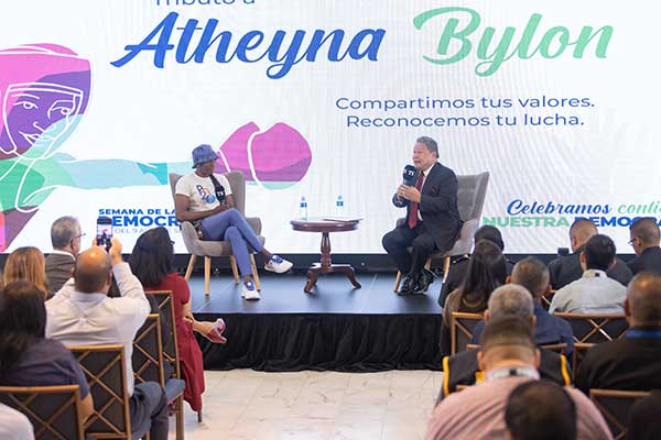 TE homenajea a medallista olímpica Atheyna Bylon