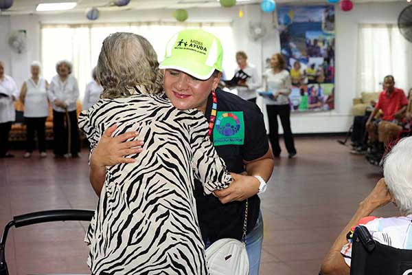 Jornada de limpieza y actividades de recreación en la Fundación Nueva Vida, que cuida a personas mayores