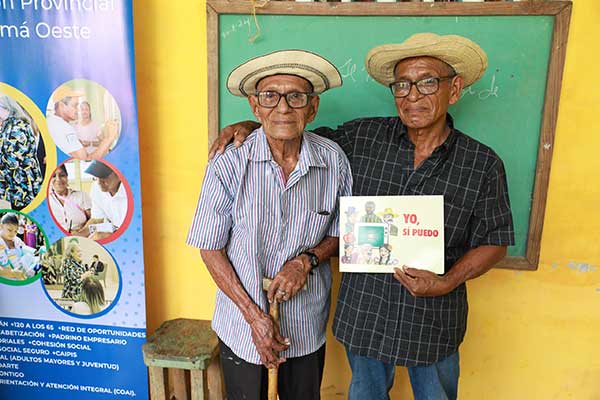 Padre e hijo de 97 y 76 años, aprenden a leer y escribir con programa “Muévete por Panamá”