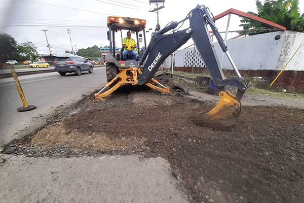 MOP rehabilita calzada en puntos críticos de la capital