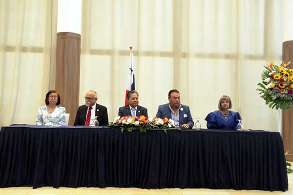 Inauguran Quincuagésimo Terceros Seminarios Científicos del Hospital Santo Tomás