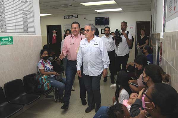 Boyd Galindo realiza visita sorpresa a instalaciones médicas de la región Metropolitana