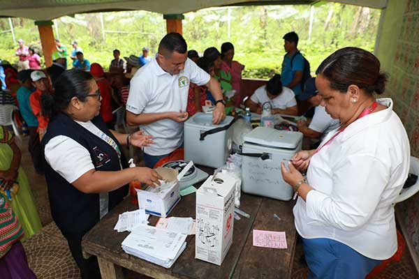 Vacunas que salvan vida, la primera inmunización del pequeño Rodríguez en la comarca ngäbe