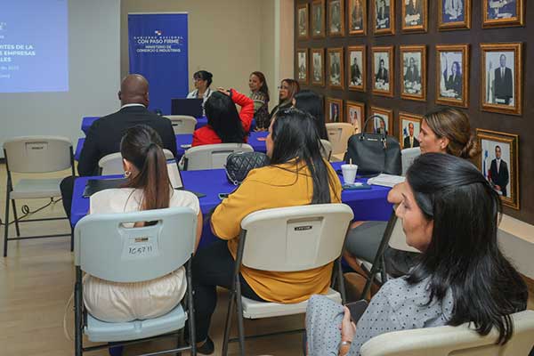 Firmas de abogados refuerzan sus conocimientos sobre trámites migratorios