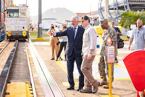 Administrador del Canal recibe al secretario de Defensa de los Estados Unidos, Pete Hegseth, en su visita a las esclusas de Miraflores