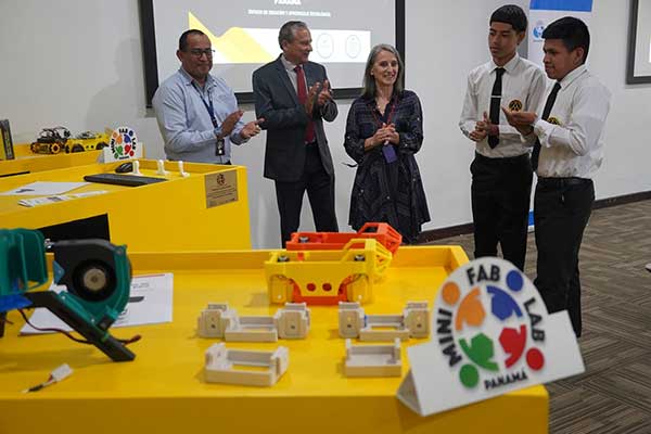 MiniFabLab, laboratorios portátiles para innovación educativa en colegios técnicos e industriales