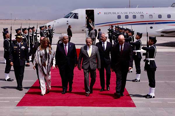 Mulino llega a Perú, donde será condecorado por la presidenta Dina Boluarte y se establecerán nuevos acuerdos