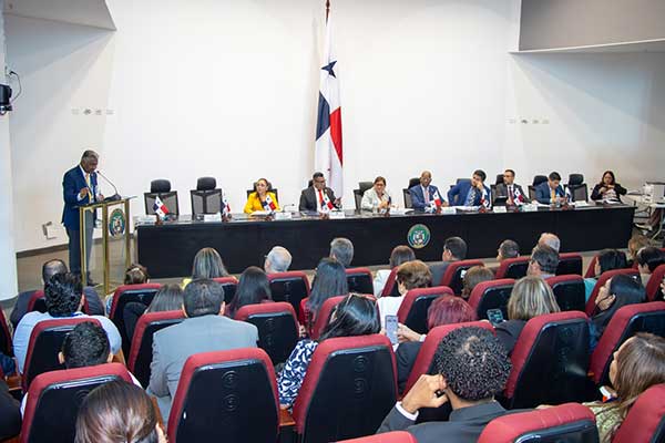 Senacyt presenta en el Parlamento avances y desafíos de la ciencia, tecnología e innovación en Panamá