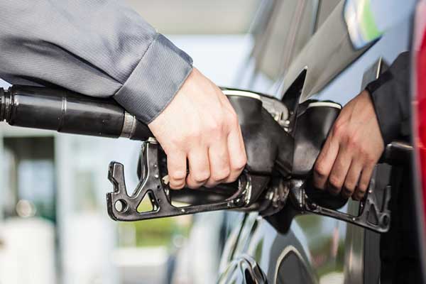 Tendencia a la baja en precios internacionales de combustibles anticipa posibles reducciones esta semana