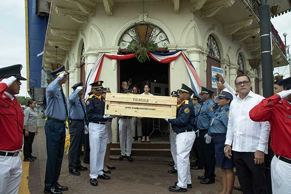 “Bandera Herida”, símbolo histórico de la nación, será restaurada en España
