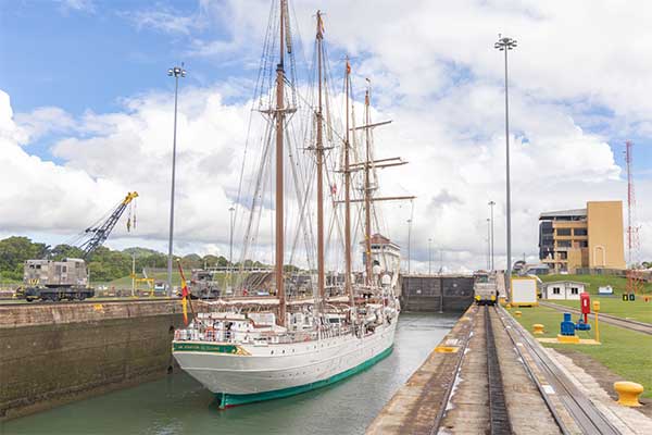Buque Escuela Juan Sebastián de Elcano transita el Canal de Panamá