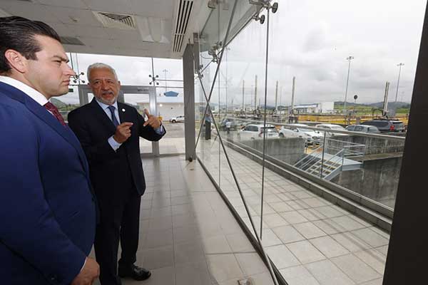 Embajador de Estados Unidos visita las esclusas del Canal de Panamá