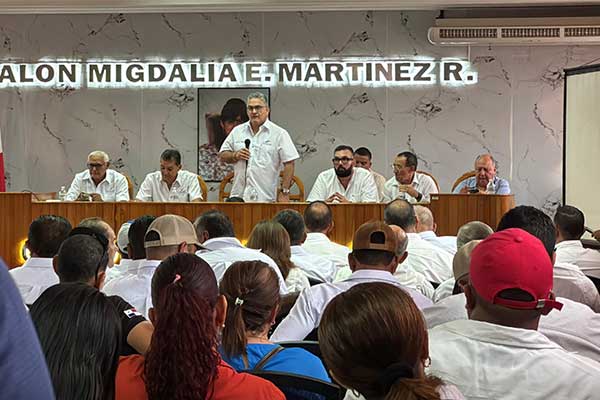 Ministro de la Presidencia y CONADES atienden inquietudes de autoridades locales en Los Santos
