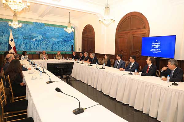 Mulino dialoga con sectores de la Cámara de Comercio sobre temas de actualidad