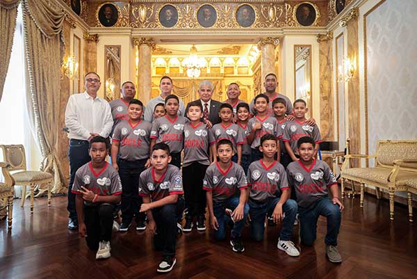 Presidente Mulino recibe al equipo campeón Preinfantil de Béisbol de Coclé que irá a México