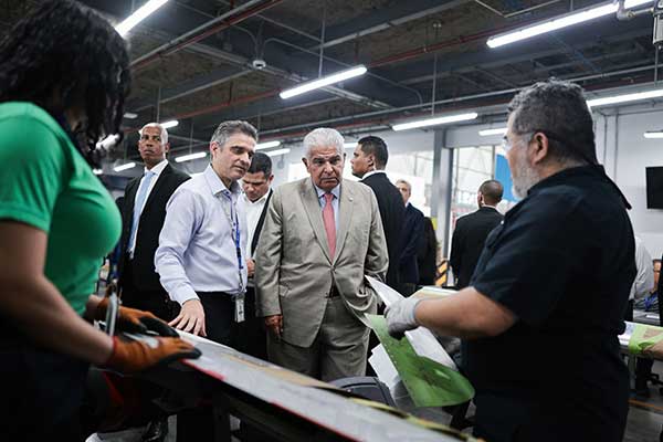 Presidente recorre talleres y academia de técnicos de Copa Airlines