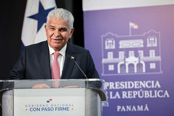 Gobierno establece precio tope en venta de agua embotellada en Herrera y Los Santos