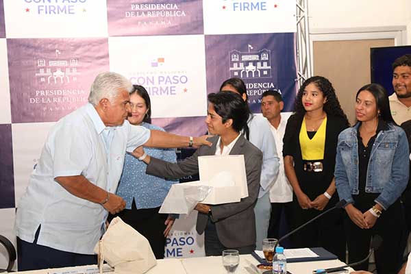 Jóvenes agradecen en Gabinete al presidente Mulino por primera oportunidad laboral