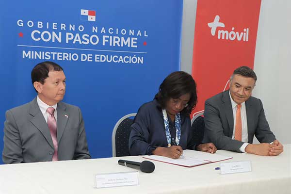 MEDUCA firma contrato de internet para centros educativos del país