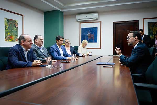 Ministro Moltó se reúne con líderes del sector productivo para impulsar soluciones en Bocas del Toro