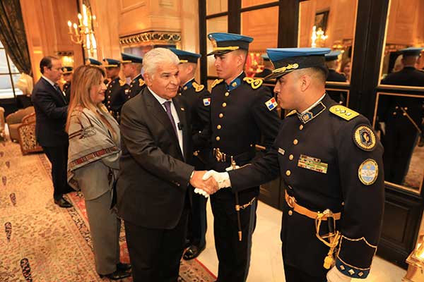 Mulino recibe a cadetes panameños que estudian en la Escuela de la Policía Federal Argentina