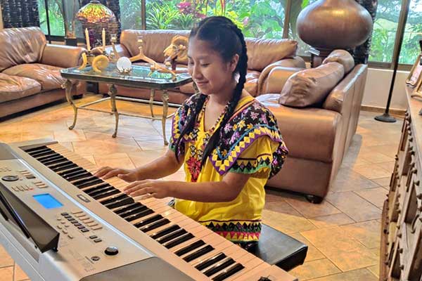 Orgullo panameño: Niña Ngäbe representará al país en concurso internacional de piano en Costa Rica